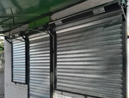 Instalación profesional de cortinas metálicas para comercios: seguridad y estilo en un solo servicio